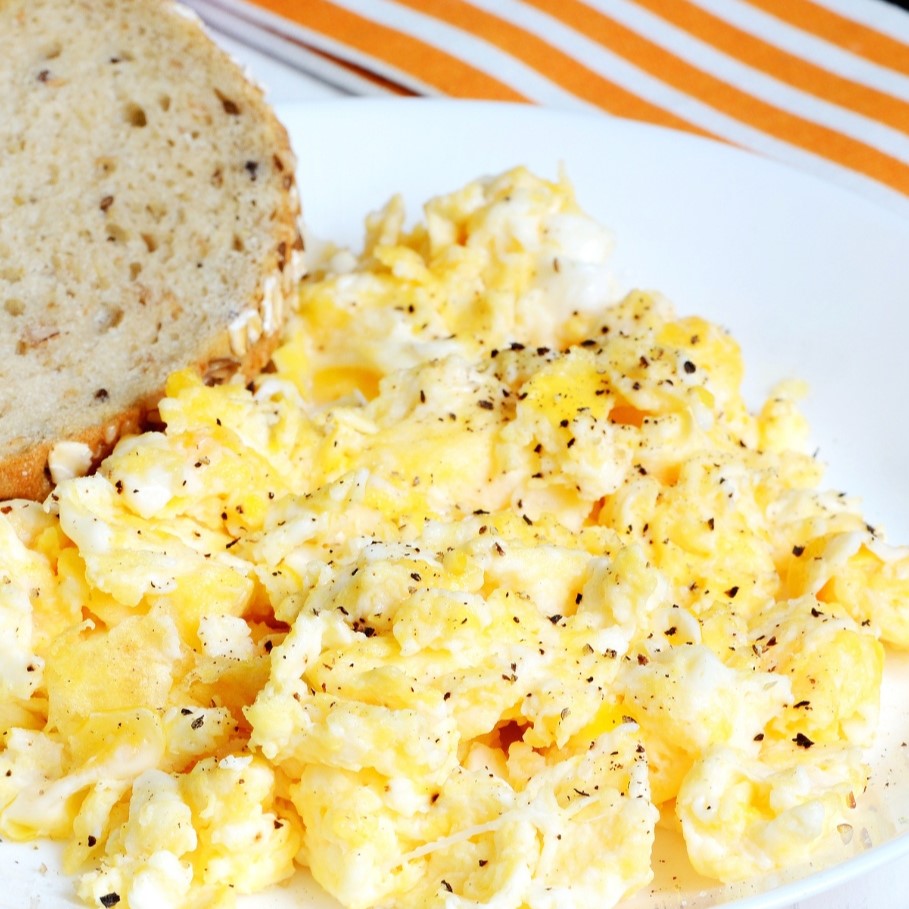 Scrambled Eggs with Bread